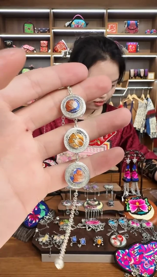 【闪购商品】织绣85蒙阿苏苗绣传承