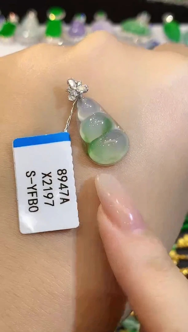 吊坠(不含链)18K金镶嵌翡翠X2197多样性发其一