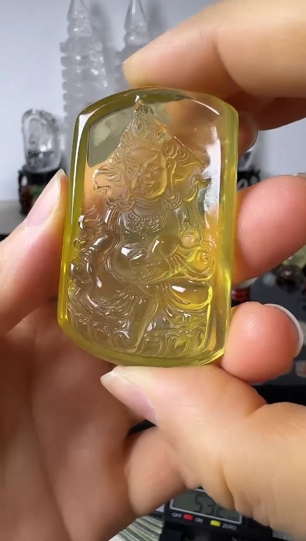 颈饰未镶嵌水晶矿坑