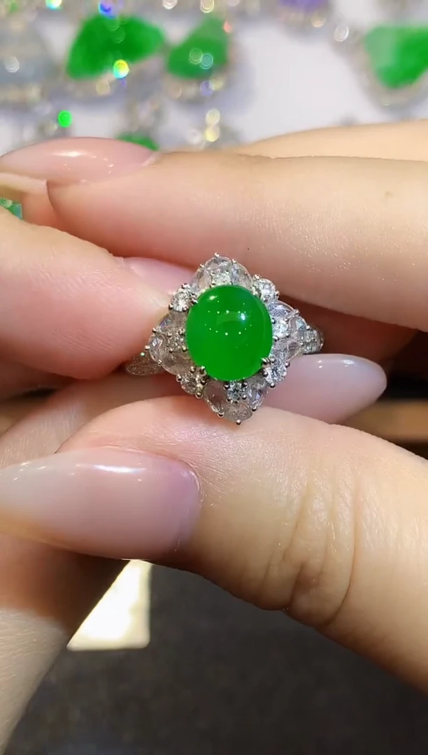 18K金镶嵌戒指翡翠多样性发其一