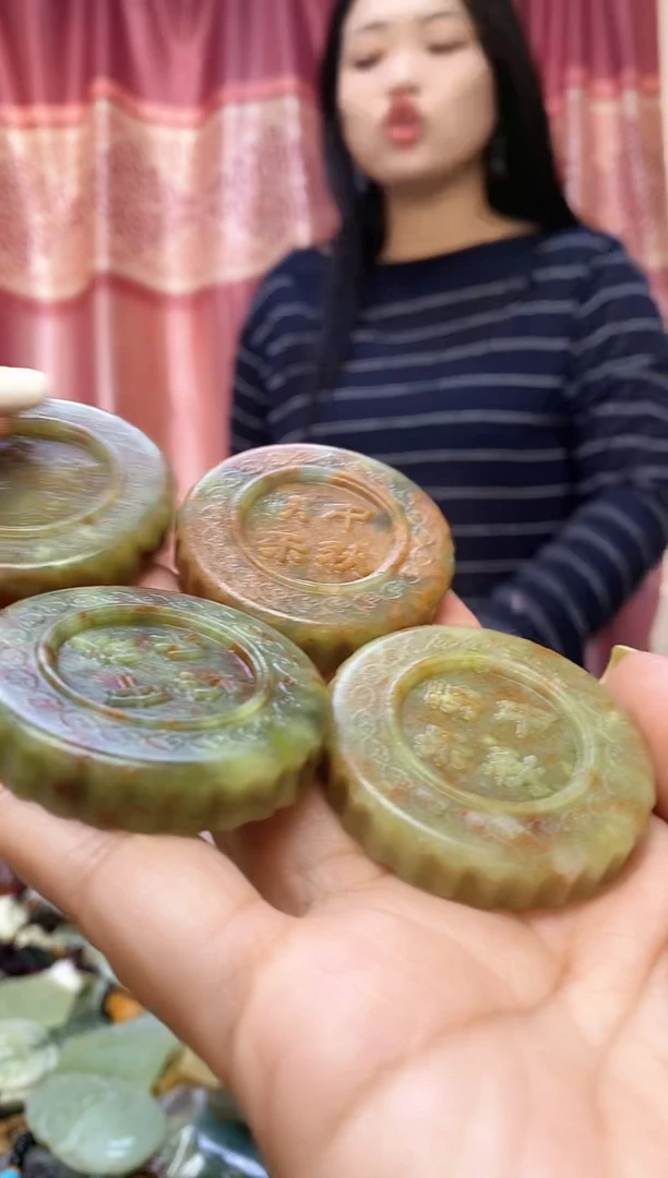 未镶嵌岫玉手把多样性发其中之一  挂坠