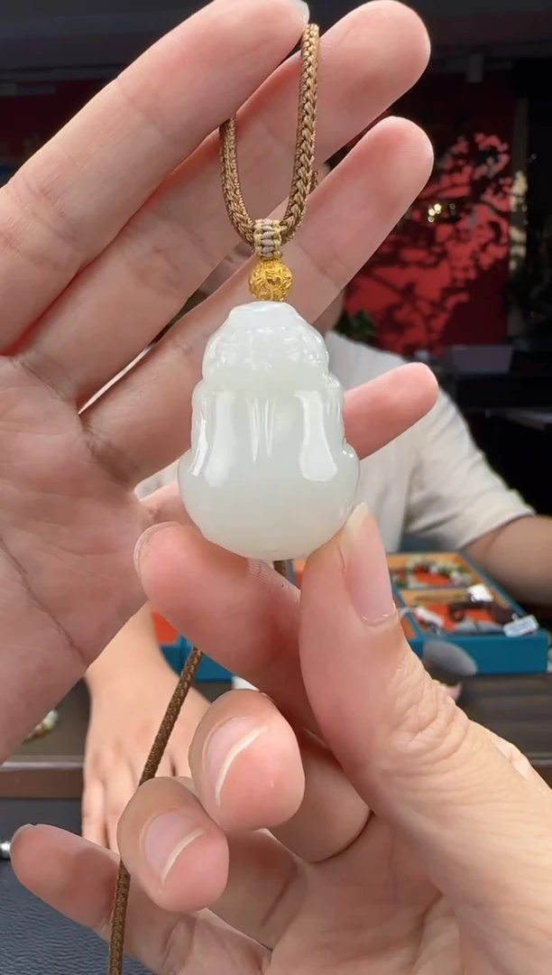 颈饰18K金镶嵌和田玉白玉貔貅