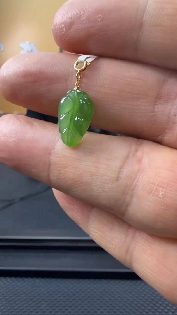 颈饰18K金镶嵌和田玉挂件