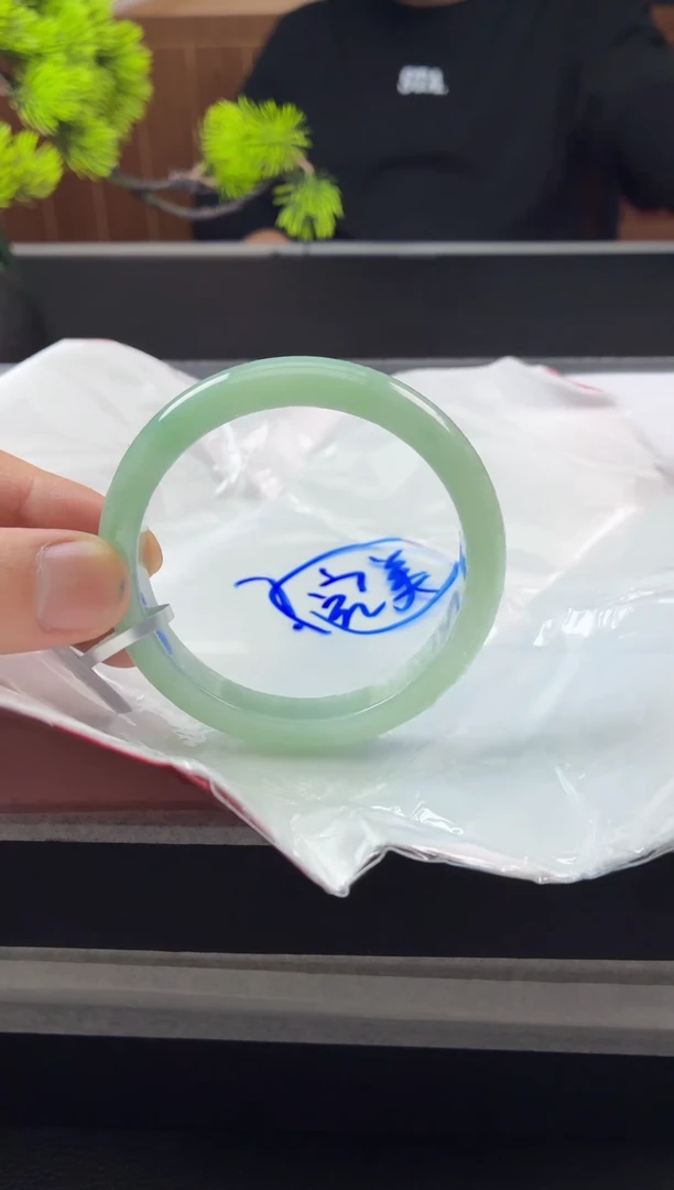 翡翠手镯未镶嵌纯天然A货翡翠手镯