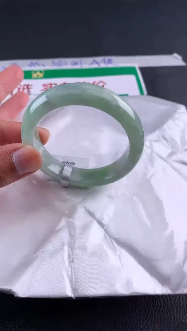 翡翠手镯未镶嵌天然A货翡翠