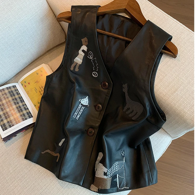 高级感黑色卡通刺绣无袖pu皮马甲女老钱风时髦气质V领外穿背心秋