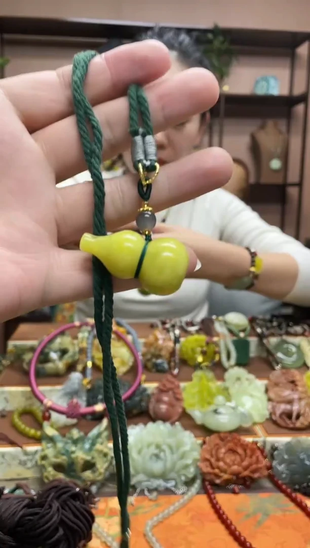 未镶嵌岫玉颈饰·