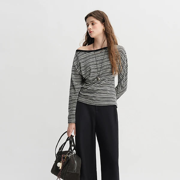 独束大码女装琥珀流光撞色斜肩领条纹打褶时尚长袖打底 25DS83193