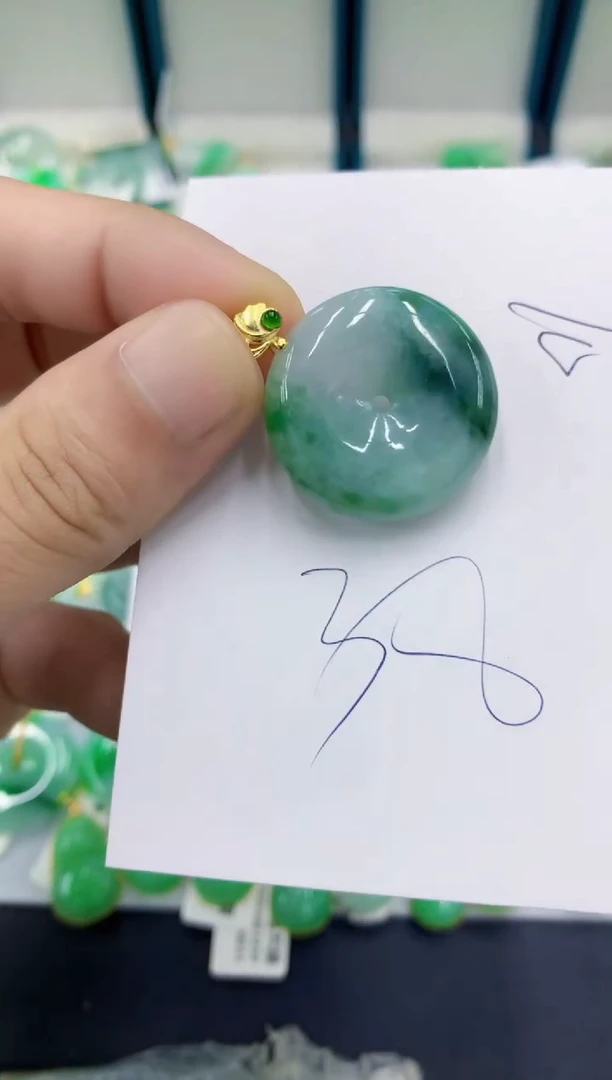 翡翠挂件未镶嵌翡翠