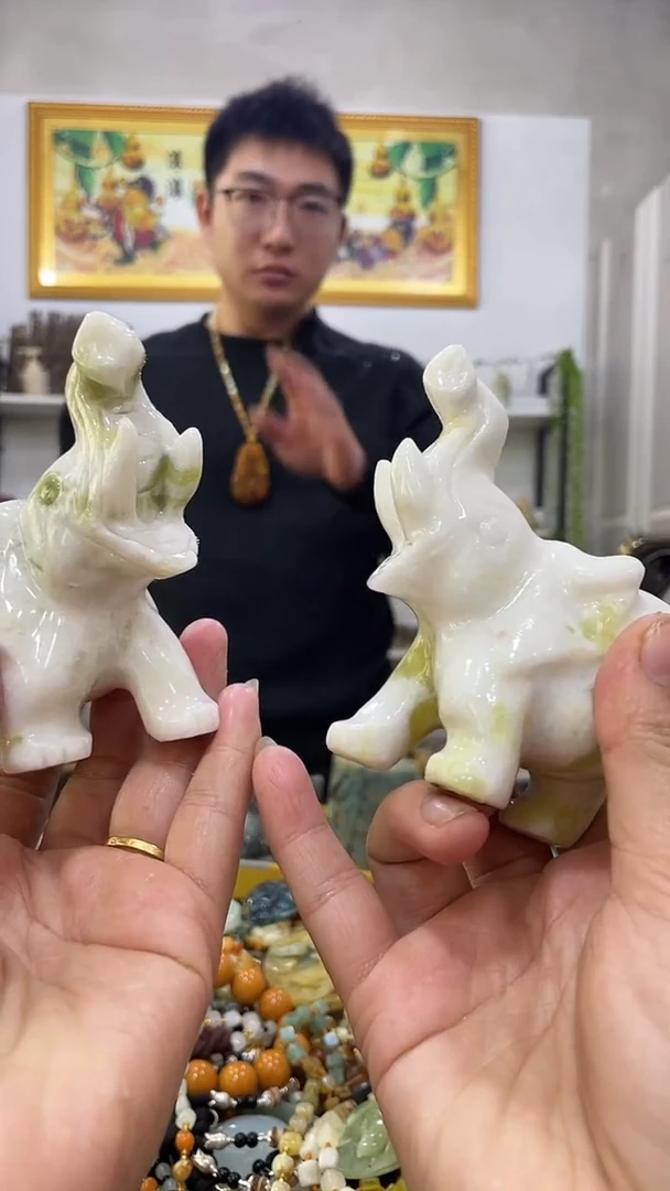 未镶嵌蛇纹石玉摆件  多样性发其中一件