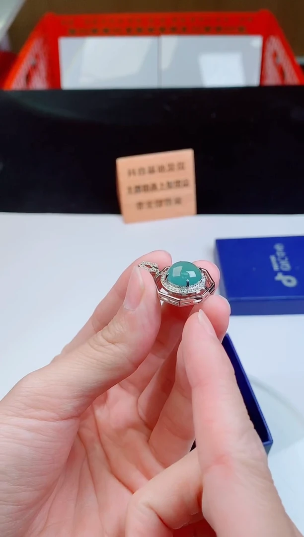 颈饰未镶嵌翡翠   ·