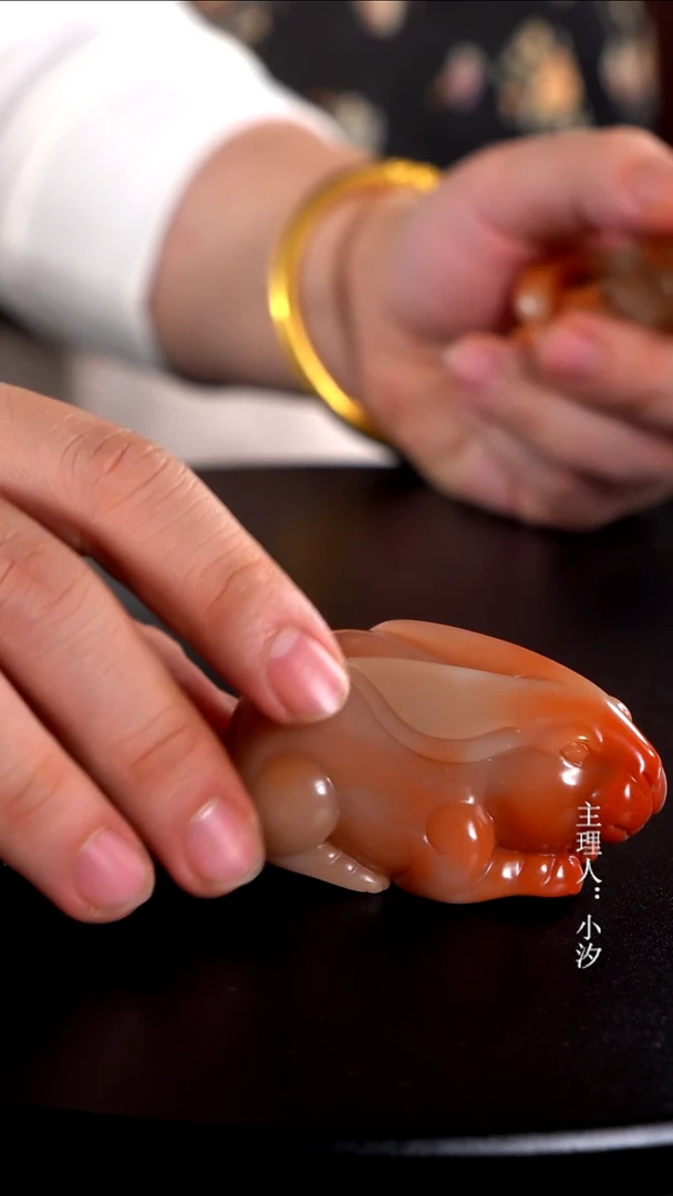 寿山石茶**生兔子手把件