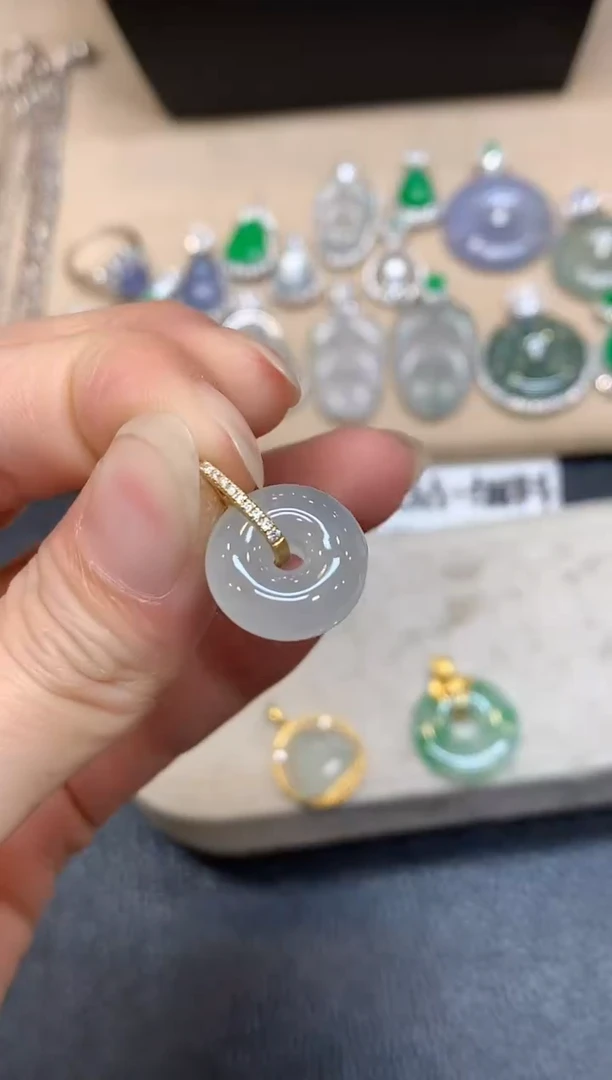 颈饰18K金镶嵌翡翠平安扣【无服务费