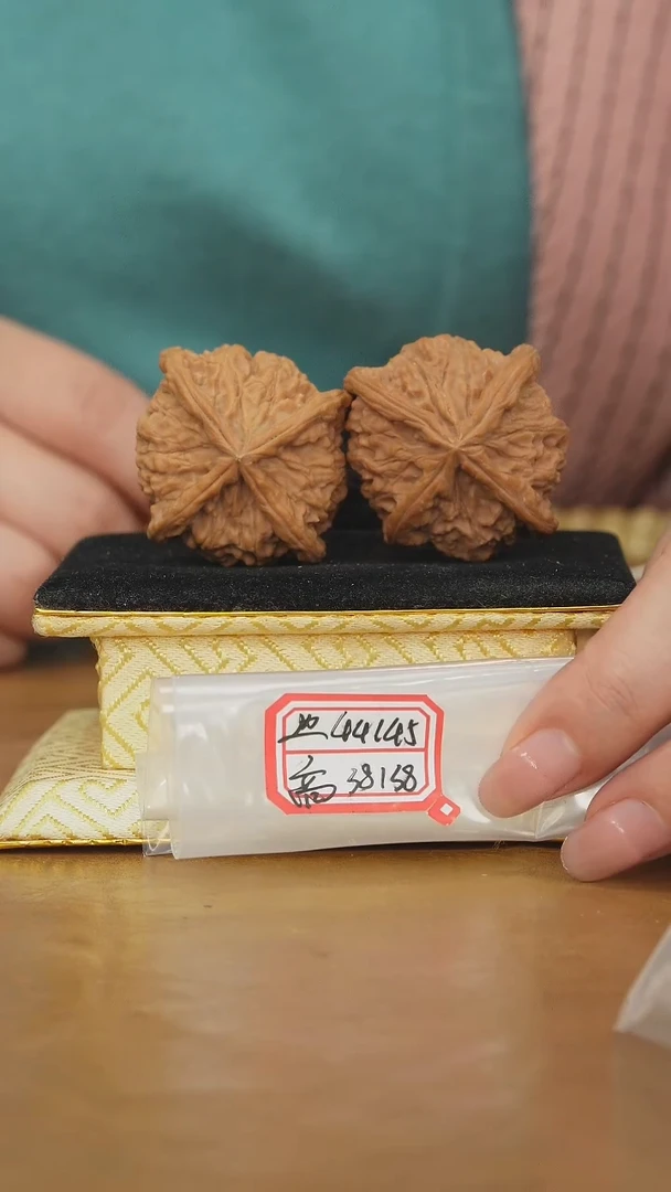把件文玩核桃红狮子头四棱
