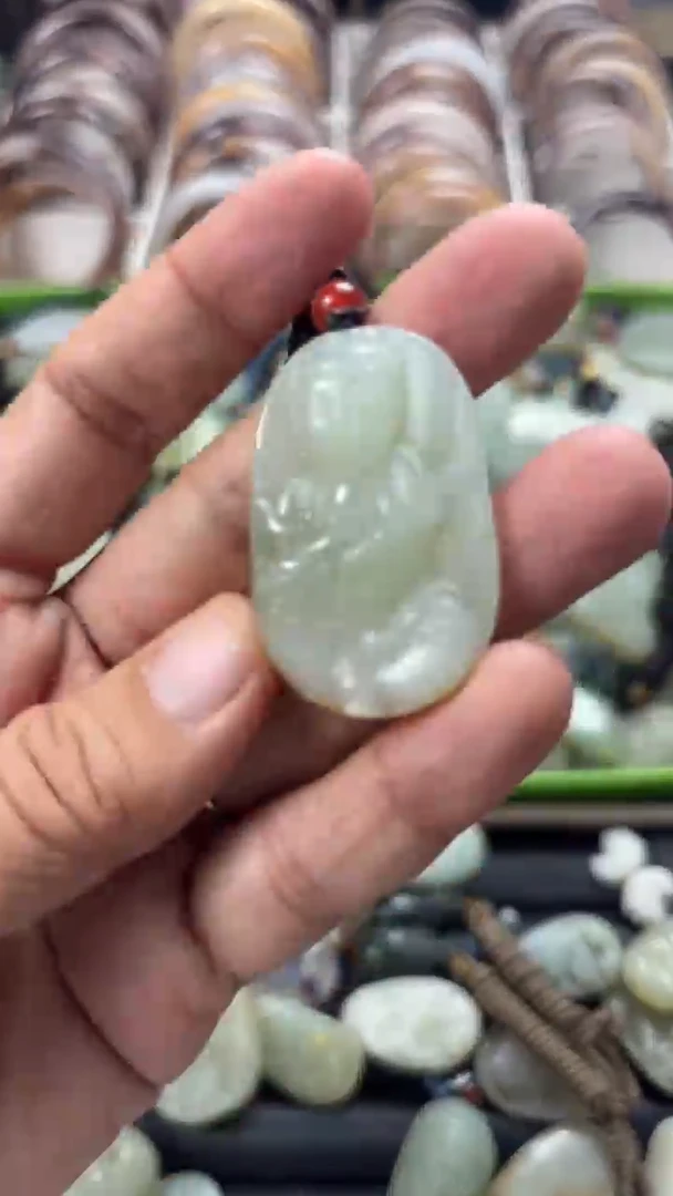 颈饰未镶嵌和田玉（多样性发一件）没有证书有瑕