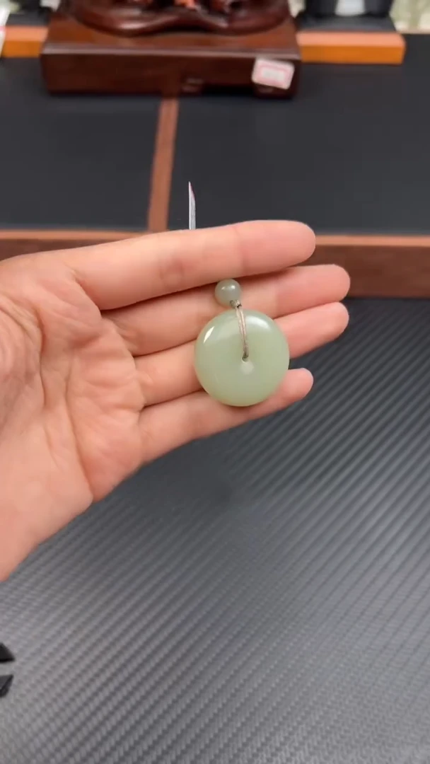 和田玉未镶嵌吊坠(赠链)且末微色差迪克兰二细