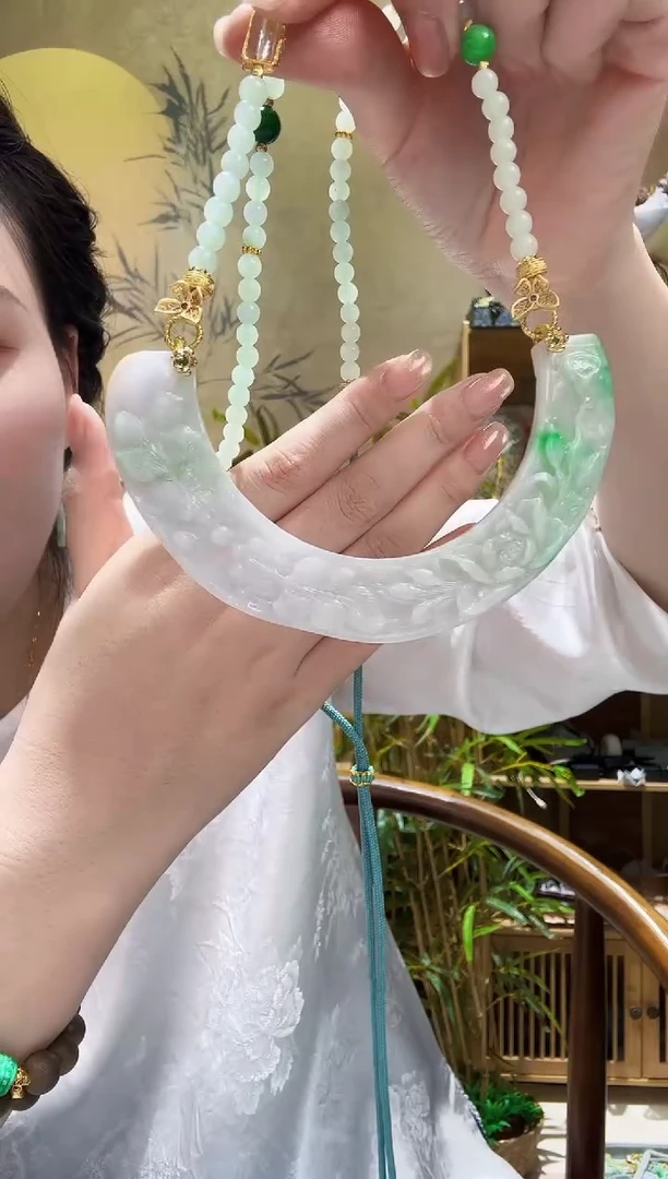颈饰未镶嵌翡翠吊坠