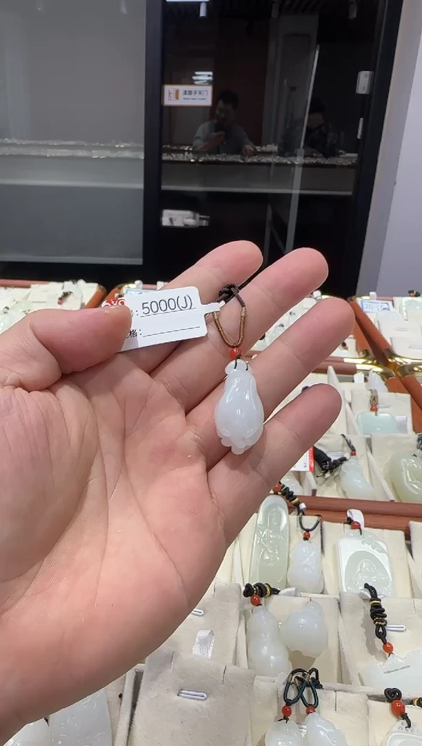 颈饰未镶嵌和田玉J多样性发货发其中一件