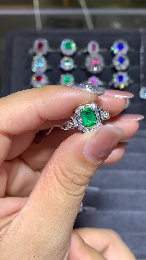 18K金镶嵌戒指祖母绿1.01CT