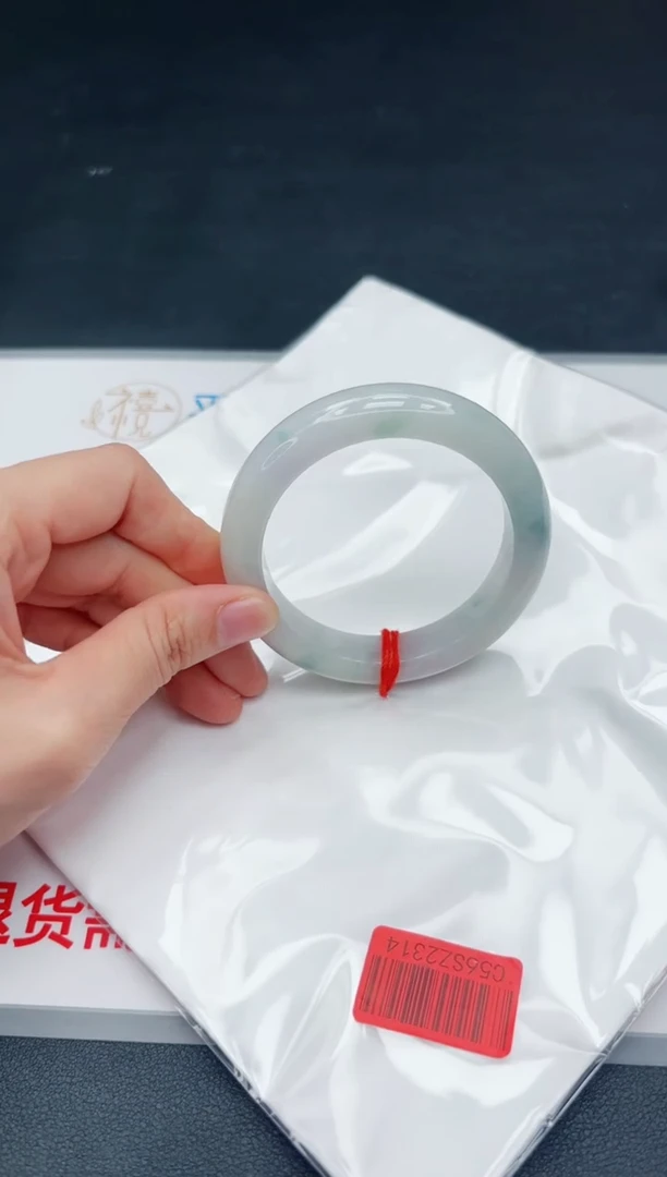 翡翠手镯未镶嵌，默认会有冰丝棉纹棉线，均需要有包容心