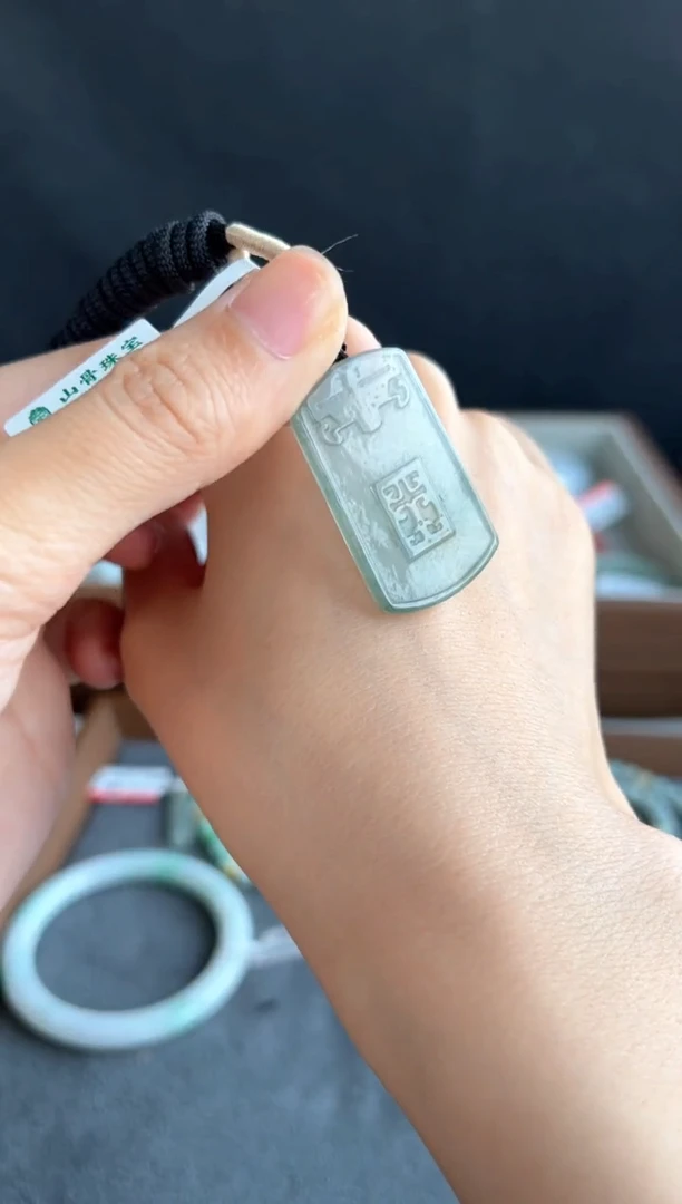 翡翠未镶嵌颈饰 3835号