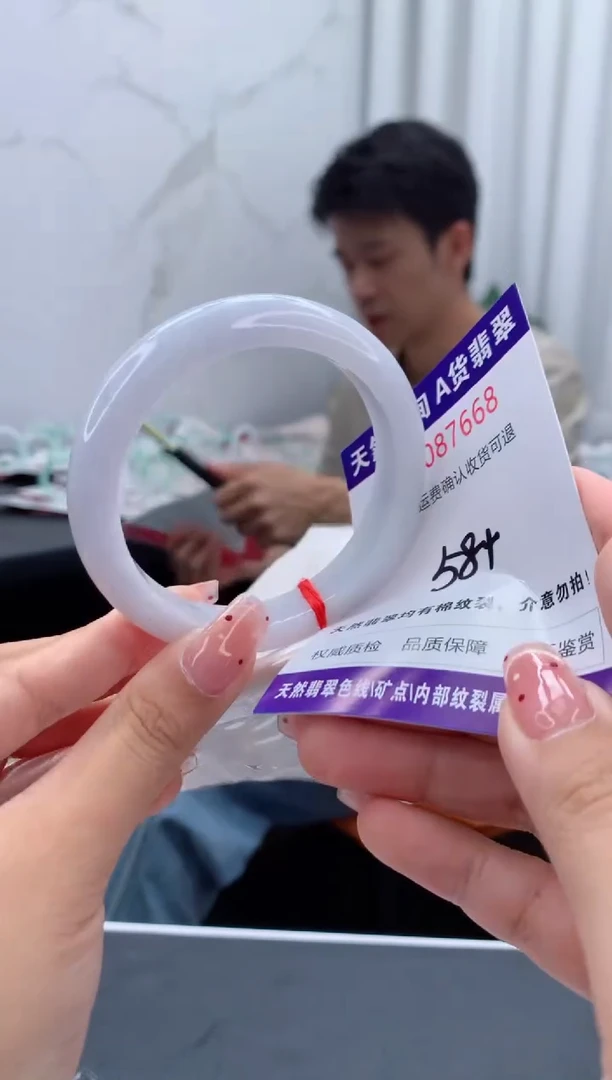 未镶嵌手镯翡翠有纹，完美者勿拍
