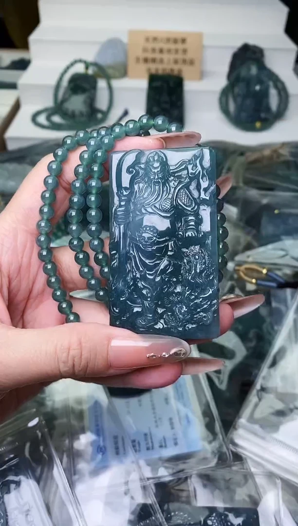 颈饰未镶嵌翡翠