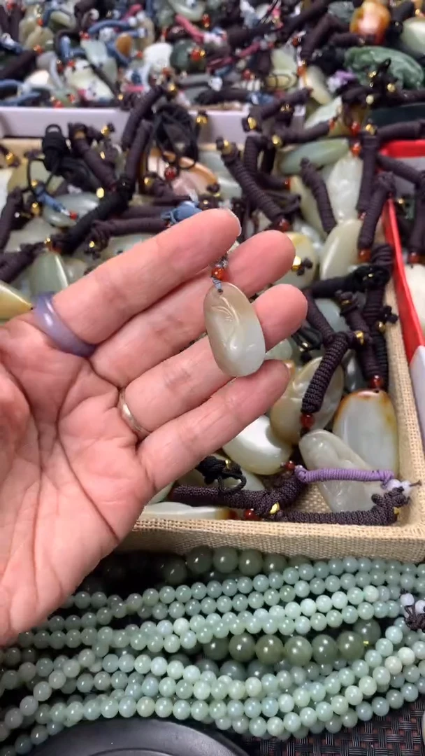 【闪购商品】和田玉颈饰未镶嵌多样性发货没有证书拍一发一有瑕