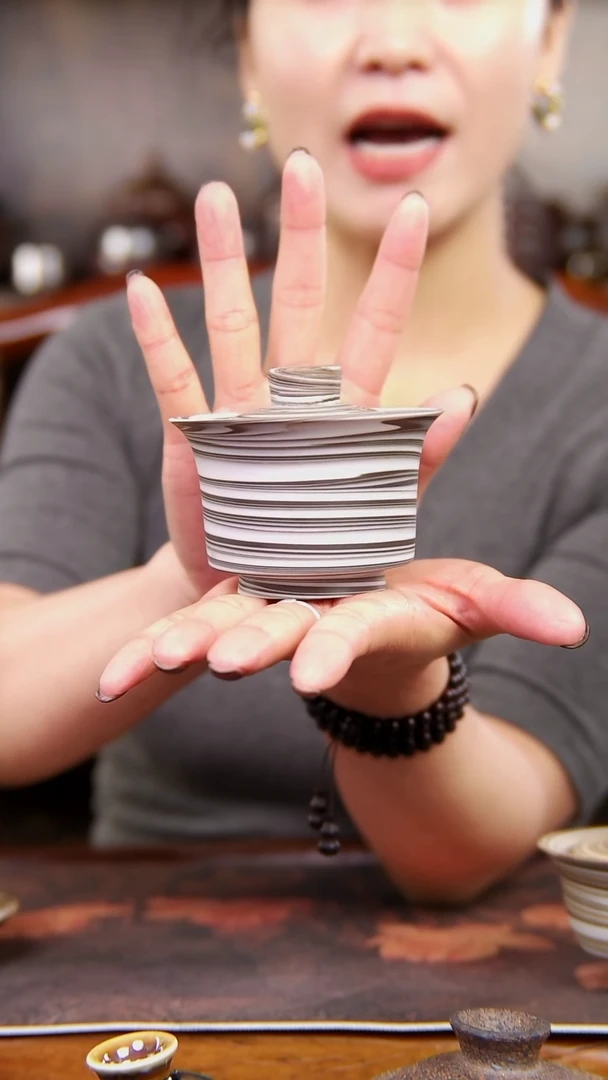 搅胎泥裸烧的马蹄盖碗