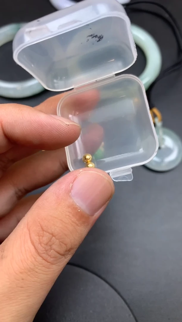 颈饰18K金镶嵌翡翠金珠4mm