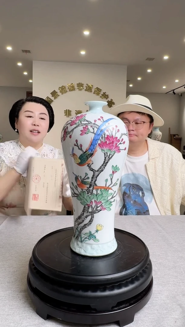 黄杨老师粉彩锦鸡映玉美人腰梅瓶带收藏证书