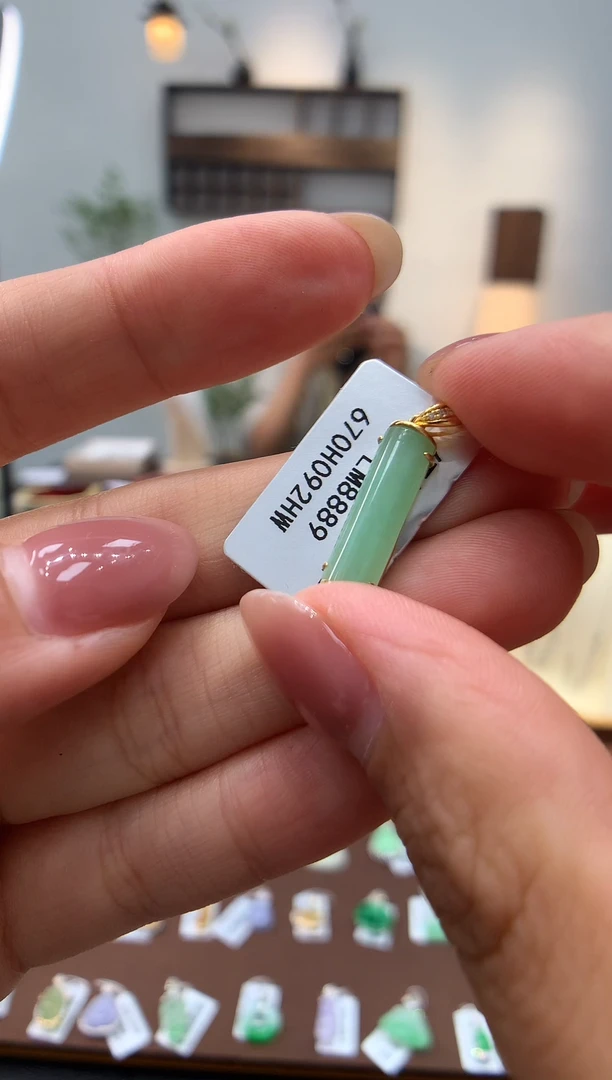 颈饰18K金镶嵌翡翠无事柱