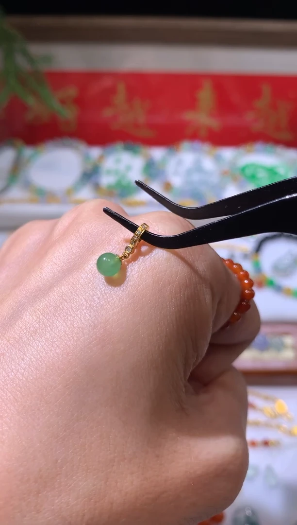 18K金镶嵌定制翡翠4.8卡滴流