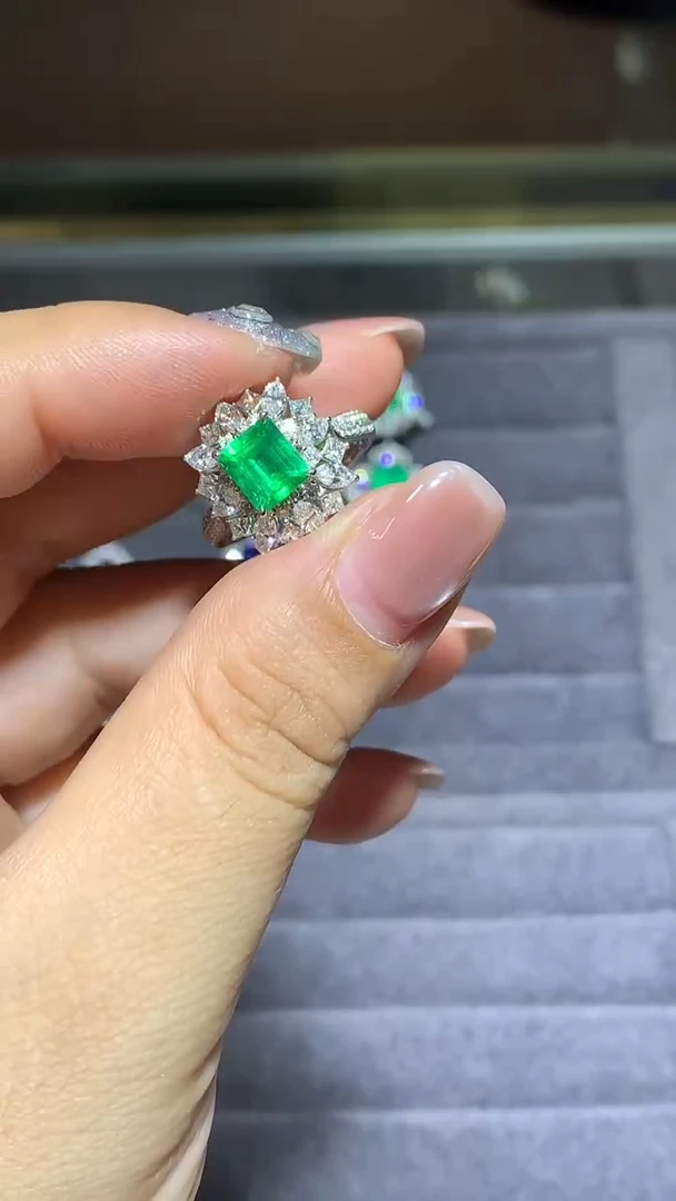 18K金镶嵌戒指祖母绿1.06CT