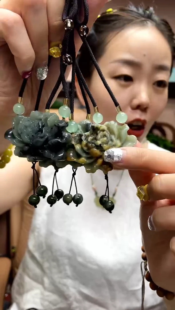 岫玉未镶嵌吊坠多样性发货发其中之一