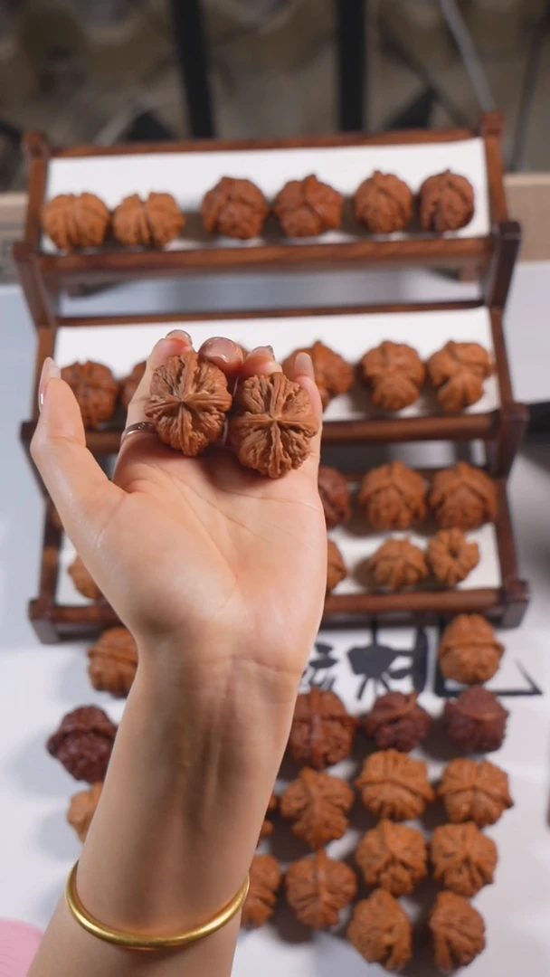 文玩核桃把件白狮子四棱