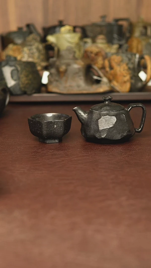 冰碛岩手凿壶和杯