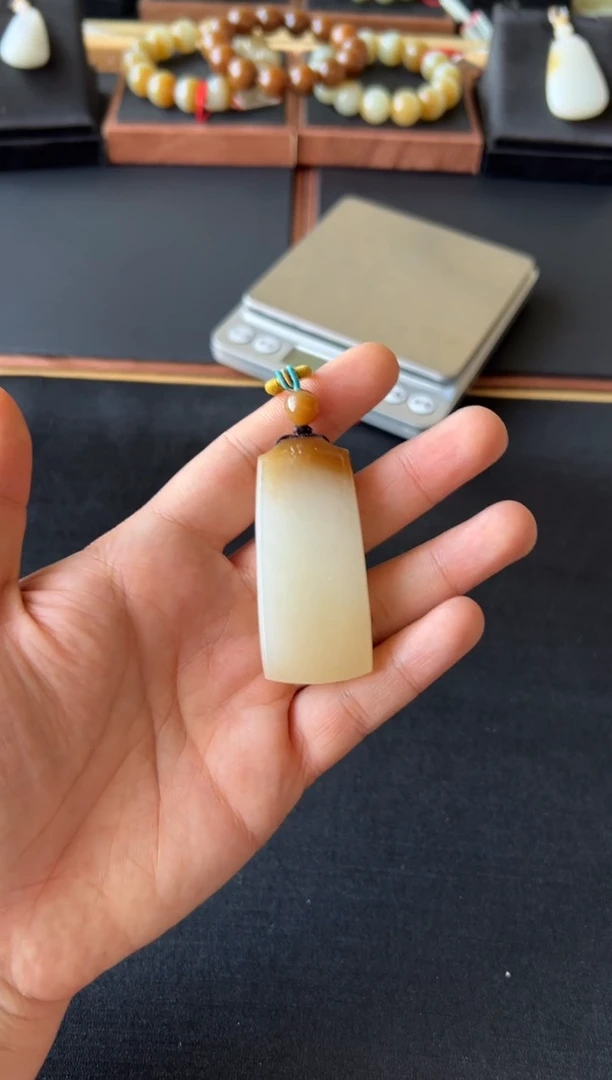 【闪购商品】和田玉吊坠(赠链)未镶嵌且末金山微色差