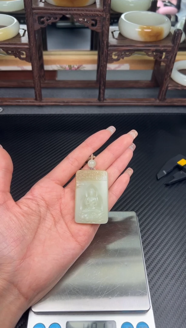 吊坠(赠链)未镶嵌和田玉且末微色差迪克兰二细吊坠