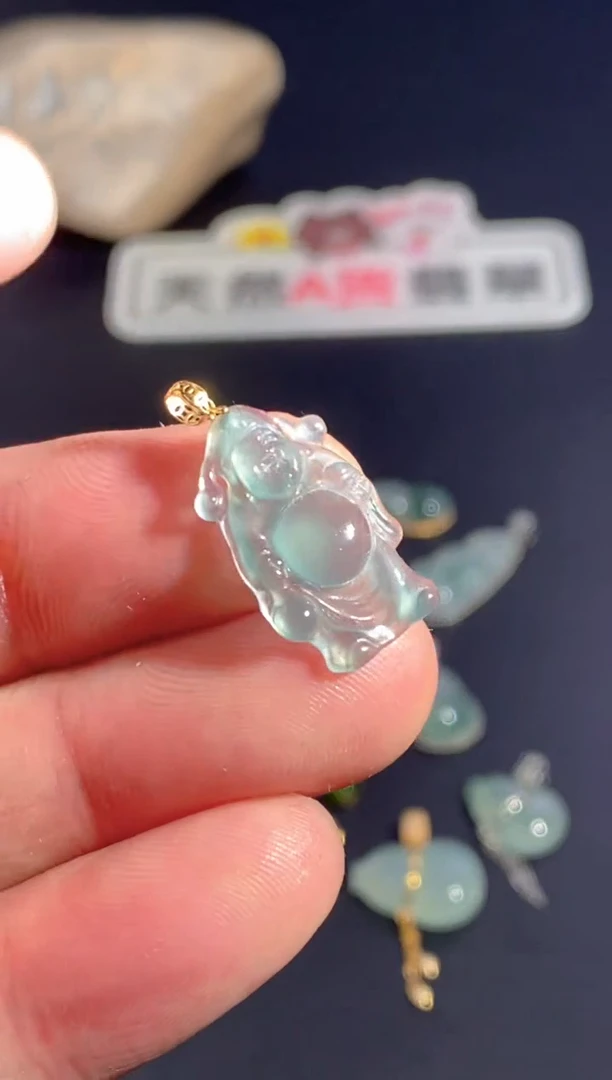 颈饰18K金镶嵌翡翠