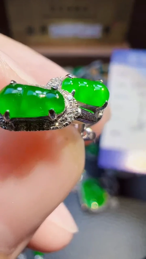 翡翠18K金镶嵌耳饰白**皑翡翠