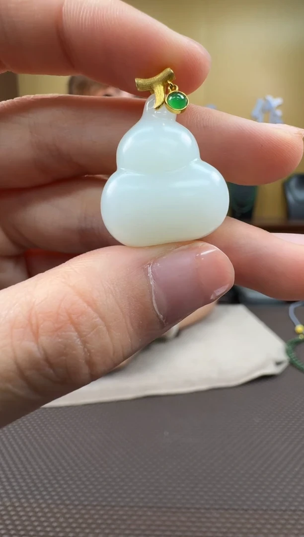 和田玉18K金镶嵌颈饰挂件