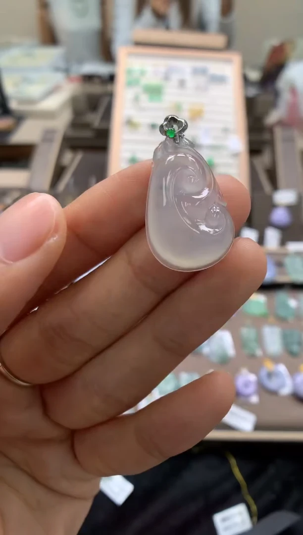 颈饰18K金镶嵌翡翠如意