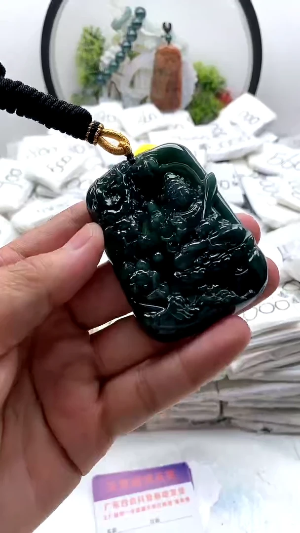 翡翠未镶嵌颈饰虚空藏