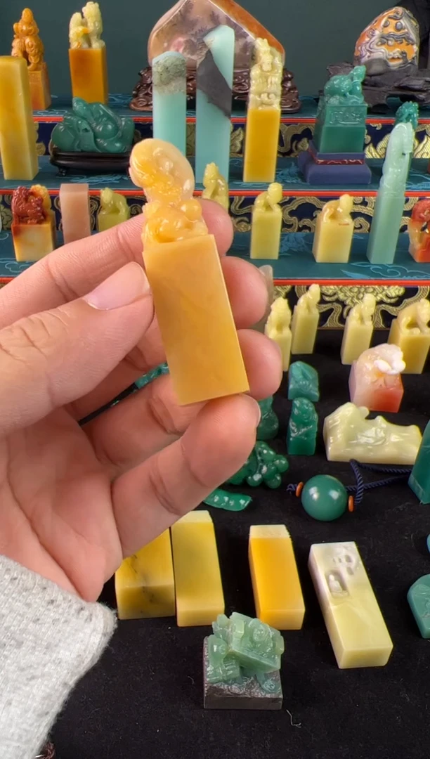 老挝石北部黄螭虎钮章1.5*1.5*6