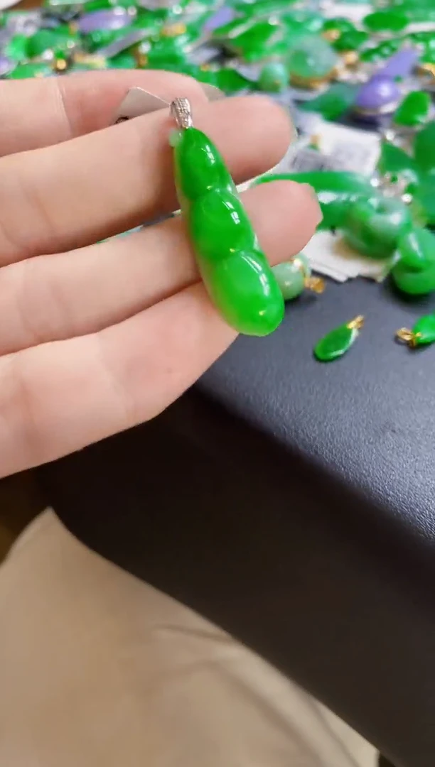 翡翠18K金镶嵌颈饰豆