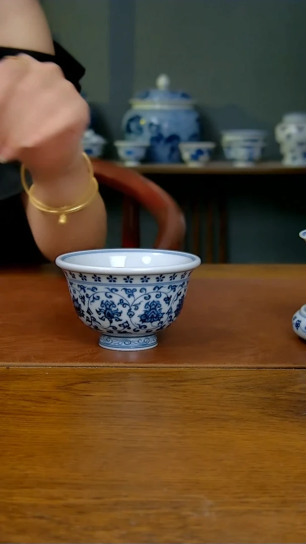 陶瓷仿明缠枝莲双狮压手杯（柴窑）