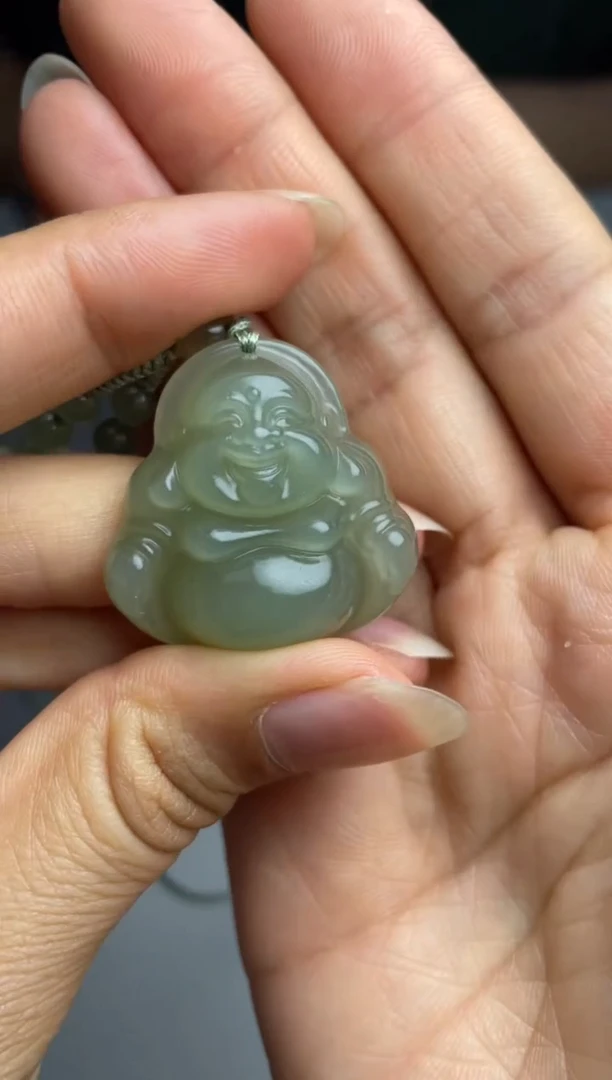 和田玉未镶嵌颈饰。