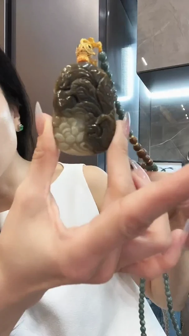 翡翠未镶嵌颈饰凤穿牡丹