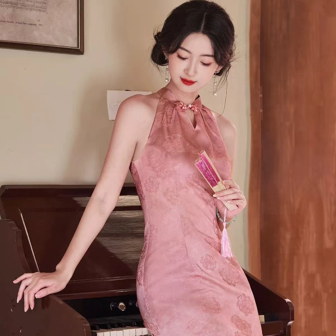 SH苏荷新中式年轻款淑女范日常粉色挂脖旗袍2025新款绝美女连衣裙